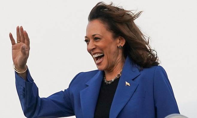카멀라 해리스 미국 부통령이 18일, 이튿날 민주당 전당대회가 개막하는 시카고 공항에 도착해 환영 나온 사람들에게 손을 흔들고 있다. 시카고/로이터 연합뉴스