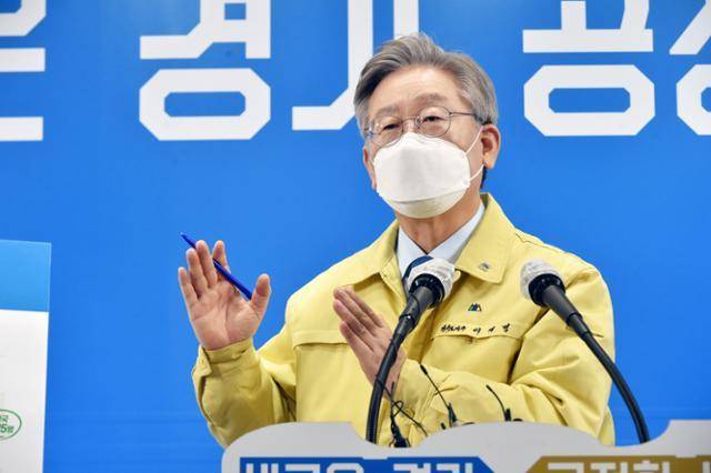 2021년 3월 경기도지사 시절의 이재명 대표. 하얗게 센 머리를 그대로 둔 모습이다. 한국일보 자료사진