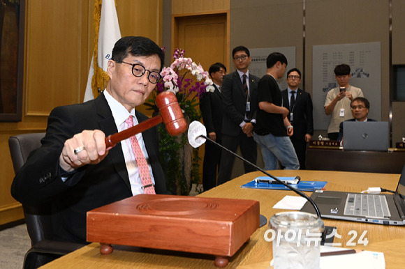 이창용 한국은행 총재가 22일 오전 서울 중구 한국은행 본관에서 열린 금융통화위원회 본회의에서 의사봉을 두드리고 있다. [사진=사진공동취재단]