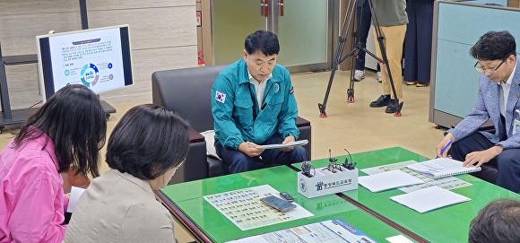 서성범 충북교육청 행정국장(가운데)이 22일 도교육청 브리핑실에서 2학기 늘봄학교 맞춤형 학사 운영 방안을 설명하고 있다. [사진=충북교육청]