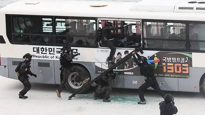 53사단 군사경찰이 버스를 탈취한 테러범을 제압하는 훈련을 하고 있다. 송봉근 기자