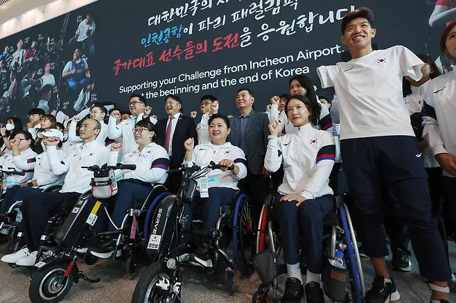 대한민국 파리 패럴림픽 출전 선수단이 21일 오전 인천국제공항에서 프랑스로 출국하기 앞서 기념촬영을 하고 있다. 뉴스1