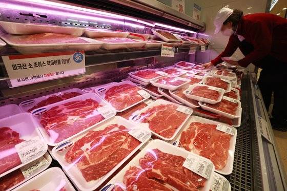 서울의 한 대형마트에서 직원이 미국산 소고기를 진열하고 있다. 연합뉴스.