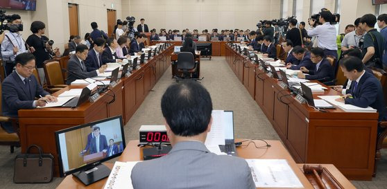 이창용 한국은행 총재가 지난달 9일 오전 국회에서 열린 기획재정위원회 전체회의에서 업무보고를 하고 있다. 강정현 기자.