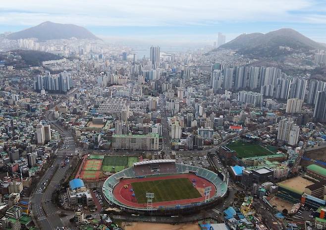 축구전용구장과 초고층아파트 등 건립문제로 갈등의 중심에 선 부산 구덕운동장. 부산시 제공