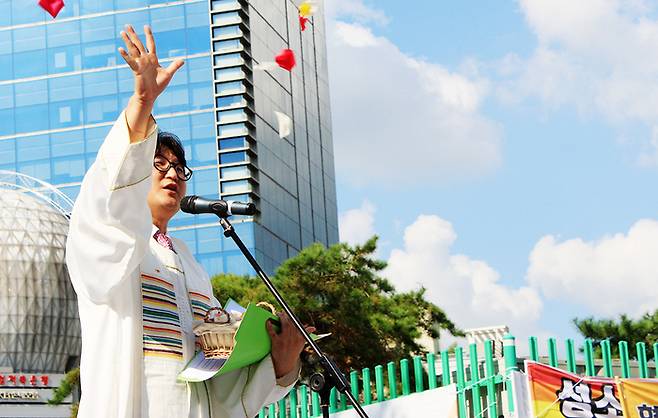 이동환 목사가 2019년 8월 31일 인천 퀴어문화축제에서 성소수자 등 참가자를 위한 축복의식을 진행하고 있다.  쥬피터 제공