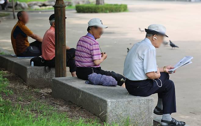 65세 이상 주민등록인구가 1000만명을 넘어선 것으로 나타난 가운데 지난달 11일 서울 종로구 탑골공원에서 노인들이 휴식하고 있다. 연합뉴스