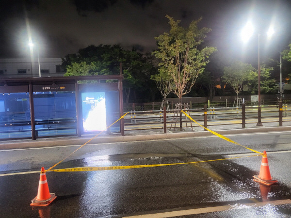 22일 0시41분 동구 수정동 A 병원 인근 도로 아래 매설된 하천유지용수 관로에서 누수가 발생했다. 부산소방재난본부 제공