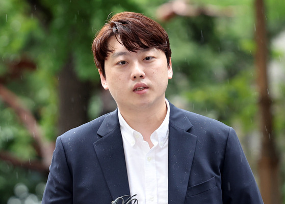 Park Dan speaks to reporters on his way to the police agency for questioning in western Seoul on Wednesday. [NEWS1]