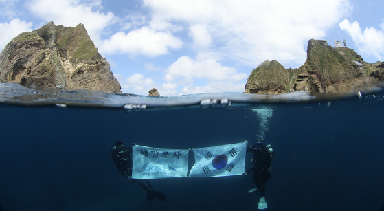 An underwater performance commemorating Liberation Day is seen taking place near the easternmost Dokdo islets on Aug. 15. [NEWS1]