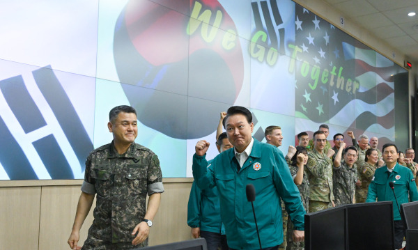 윤석열 대통령이 한·미 연합 군사훈련인 을지 자유의 방패(UFS) 연습 3일차인 21일 육군 지상작전사령부를 방문해 장병들을 격려한 뒤 퇴장하고 있다. 현직 대통령이 지작사를 방문한 것은 2019년 제1야전군사령부와 제3야전군사령부를 통합해 지작사를 창설한 이후 처음이다. 대통령실 제공