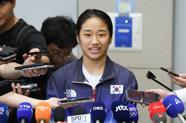 2024 파리 올림픽 배드민턴 여자 단식에서 금메달을 획득한 안세영 선수가 7일 오후 인천국제공항 제2여객터미널을 통해 귀국한 뒤 취재진 질문에 답하고 있다. 뉴시스