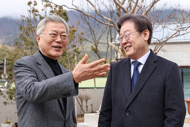 지난 2월 4일 경남 양산시 평산마을 문재인 전 대통령 사저에서 만난 문 전 대통령(왼쪽)과 이재명 더불어민주당 대표. 민주당 제공