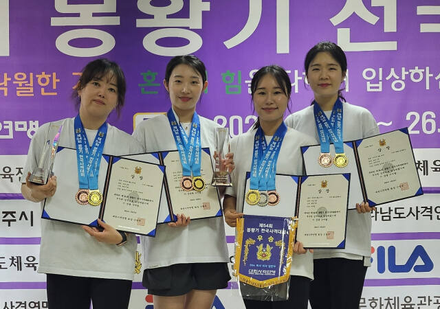 22일 전남 국제사격장서 열린 제54회 봉황기 전국사격대회 여자 일반부 50m 복사 단체전서 우승을 차지한 화성시청이 기념촬영을 하고 있다. 화성시청 제공