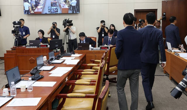 21일 오전 국회에서 열린 과학기술방송통신위원회의 '불법적 방문진 이사 선임 등 방송장악 관련' 3차 청문회'에서 국민의힘 소속 의원들이 추가 증인 등 출석요구의 건이 상정되자 퇴장하고 있다. 연합뉴스