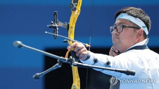 2024 파리 올림픽 남자 양궁 3관왕 김우진이 리커브 보우로 조존하는 모습. [파리=연합뉴스]