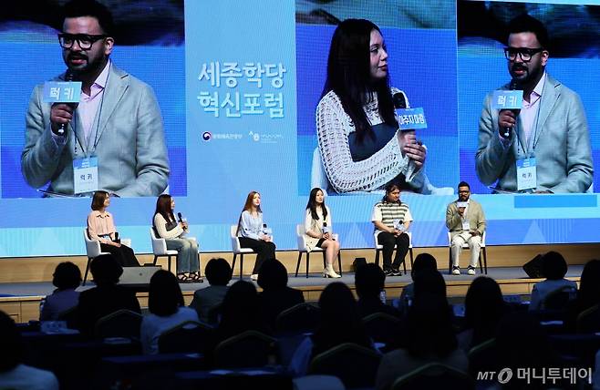 [서울=뉴시스] 전신 기자 = 3일 서울 강남구 과학기술컨벤션센터에서 열린 세종학당 혁신포럼에서 각국 세종학당 학생들이 '한국어로 여는 꿈의 길'을 주제로 토크 콘서트를 하고 있다. 2024.06.03. photo1006@newsis.com /사진=전신