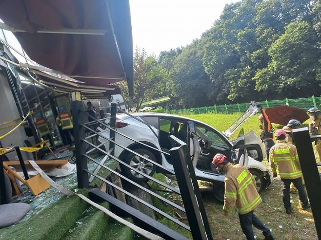 최근 테슬라 차종이 카페로 돌진하는 사고가 발생했고 운전자는 페달 오조작을 시인했다. /사진=뉴스1