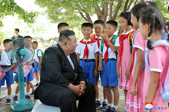 김정은 북한 국무위원장이 지난 16일 평양 4.25여관을 찾아 수해지역 학생들을 위한 교육준비정형을 요해(파악)했다고 조선중앙통신이 17일 보도했다. [연합]