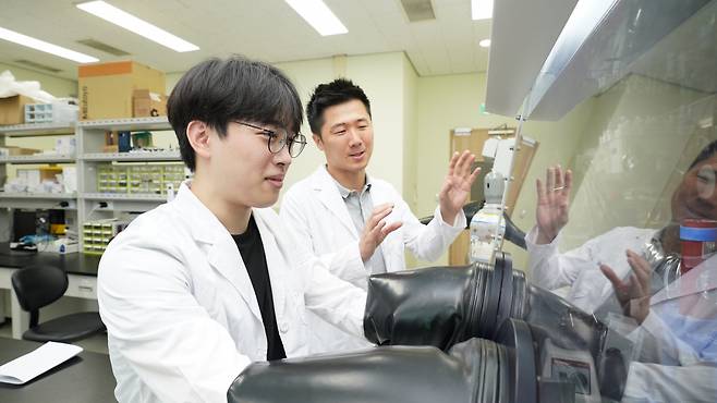 이태경(왼쪽) 석사과정생과 김상륜 교수가 전고체전지 관련 연구를 수행하고 있다.[GIST 제공]