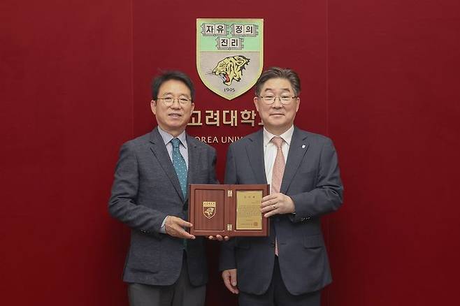 [서울=뉴시스] - 김동원 고려대 총장(오른쪽)과 허범무 ㈜고우넷 대표이사가 기념 사진을 찍고 있다. (사진=고려대 제공) *재판매 및 DB 금지