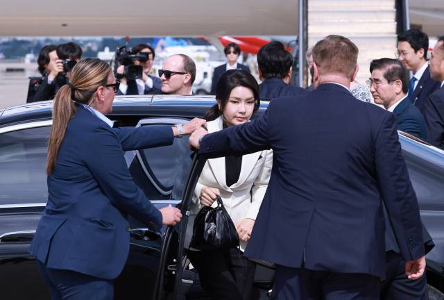 ▲북대서양조약기구(NATO·나토) 75주년 정상회의 참석 일정을 마친 윤석열 대통령과 김건희 여사가 미국 워싱턴DC 인근 덜레스 국제공항에 귀국을 위해 도착하고 있다. ⓒ연합뉴스