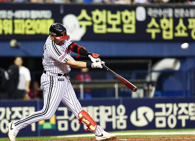 22일 오후 서울 송파구 잠실야구장에서 열린 2024 KBO리그 SSG 랜더스와 LG 트윈스의 경기, 2회말 무사 주자 만루상황에서 LG 오스틴이 만루홈런을 치고 있다. 뉴시스