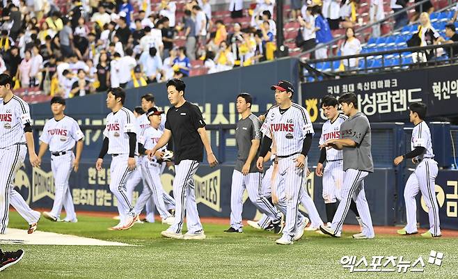 LG는 21일 잠실구장에서 열린 '2024 신한 SOL Bank KBO 리그' SSG와 주중 3연전 두 번째 경기에서 1-5로 패했다. 팀은 경기 후반 구원진이 추가 실점하며 추격의 동력을 잃었다. 엑스포츠뉴스 DB