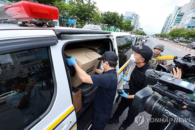 광주 치과병원서 부탄가스 상자 폭발…증거물 확보한 경찰 (광주=연합뉴스) 정회성 기자 = 22일 오후 광주 서구 치평동 한 상가건물 3층의 치과병원 입구에서 부탄가스와 인화물질 등이 담긴 상자가 폭발하는 사건이 발생해 경찰 과학수사 요원이 증거물을 확보하고 있다. 2024.8.22 hs@yna.co.kr