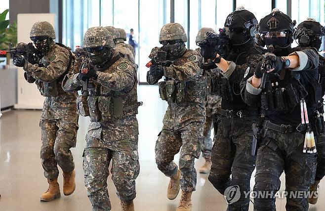 을지연습 첫날, 대테러 훈련 (대구=연합뉴스) 윤관식 기자 = 을지연습 첫날인 19일 대구 수성구 IM뱅크 본점에서 열린 '을지 자유의 방패(UFS·을지프리덤실드) 연습'과 연계한 민·관·군·경·소방 통합방위훈련에서 육군 50사단 장병과 경찰특공대원들이 대테러 훈련을 하고 있다. 2024.8.19 psik@yna.co.kr