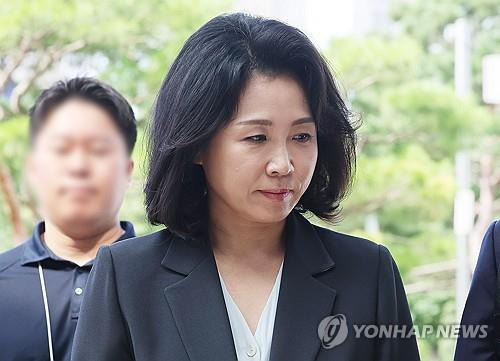 수원지법 들어서는 김혜경 씨  (수원=연합뉴스) 홍기원 기자 = 2022년 제20대 대통령 선거와 관련한 공직선거법 위반 혐의로 재판에 넘겨진 더불어민주당 이재명 전 대표의 배우자 김혜경 씨가 25일 오전 경기도 수원시 영통구 수원지방법원에서 열리는 공판에 출석하고 있다. 2024.7.25
    xanadu@yna.co.kr