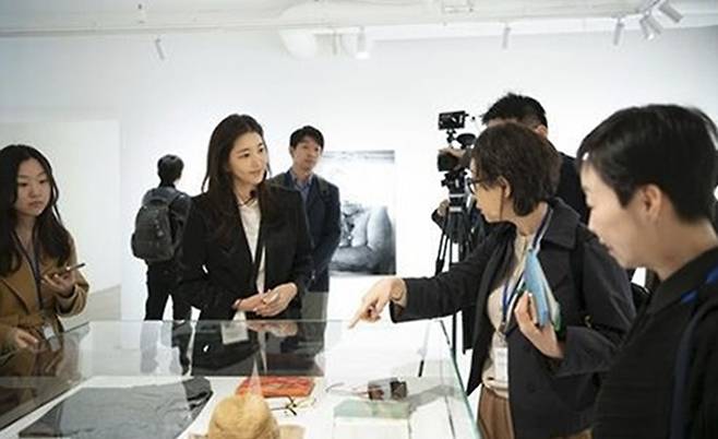 전시 설명하는 김희영 티앤씨재단 이사 [포도뮤지엄 제공. 재판매 및 DB 금지]