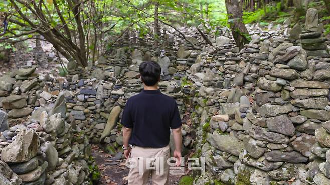 노추산 모정탑길에 끊임없이 이어지는 돌탑