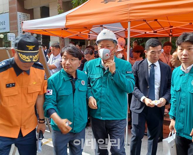 이상민(가운데) 행정안전부 장관이 23일 오전 부천 중동 A호텔 화재현장을 방문해 사고대응 상황을 점검하고 있다. (사진 = 이종일 기자)