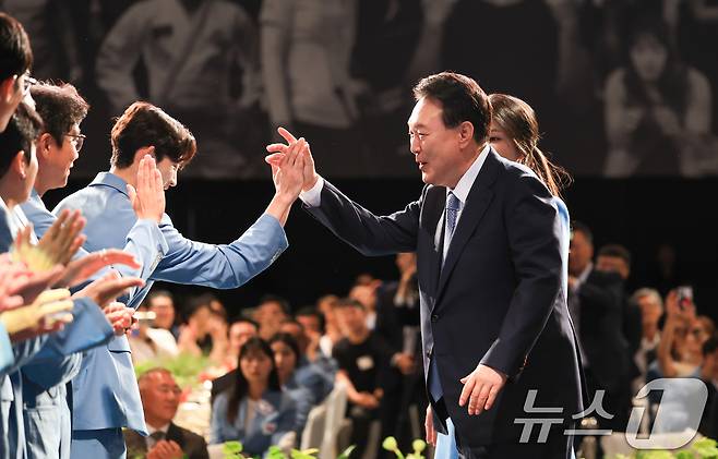 윤석열 대통령이 22일 서울 중구 신라호텔에서 열린 '2024 파리올림픽 선수단 격려 행사'에서 파리 올림픽 선수들과 인사를 나누고 있다. (대통령실 제공) 2024.8.22/뉴스1 ⓒ News1 송원영 기자