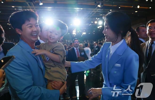 김건희 여사가 22일 서울 중구 신라호텔에서 열린 '2024 파리올림픽 선수단 격려 행사'에 참석해 올림픽 선수단 가족과 인사를 나누고 있다. (대통령실 제공) 2024.8.23/뉴스1 ⓒ News1 송원영 기자