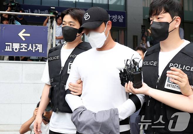 23일 오전 서울 강남경찰서에서 조직폭력배(조폭) 출신 유명 유튜버이자 인터넷방송인(BJ) 30대 남성 김 모씨가 마약류관리법 위반 혐의로 구속 송치되고 있다.  2024.8.23/뉴스1 ⓒ News1 김명섭 기자