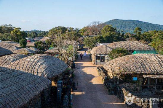 성읍마을에 가면 옛 제주도 민가의 모습과 제주 문화를 경험할 수 있다. [사진제공=한국관광공사]
