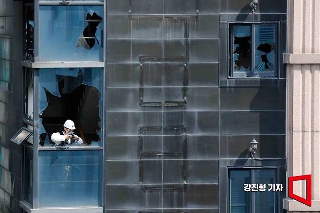 23일 경기 부천 호텔 화재 현장에서 과학수사대가 현장감식을 하고 있다. 이번 화재는 어제 저녁 7시 40분쯤 시작돼 투숙객 등 7명이 숨지고 12명이 다쳤다. 사진=강진형 기자aymsdream@