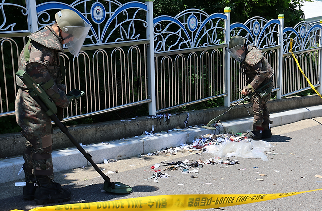 인천 지역에 떨어진 오물 풍선 잔해를 수거하는 군인들