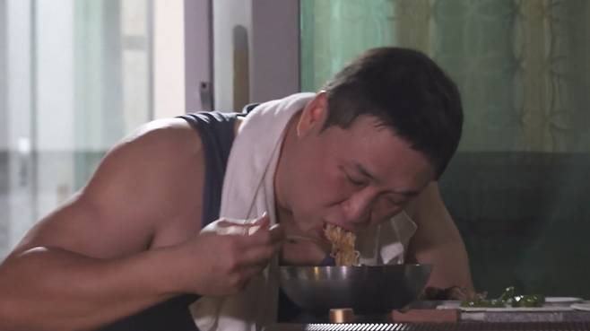 ‘나혼자산다’ 구성환 ‘한정판 비빔면’ 먹방(사진: MBC '나혼산')