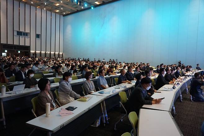 23일 오후, 경기도 수원컨벤션센터에서 열린 ‘2024 경기사회적경제박람회’ 개막식에 400여명의 사회적경제 관계자들이 참석해 자리를 가득 메웠다.