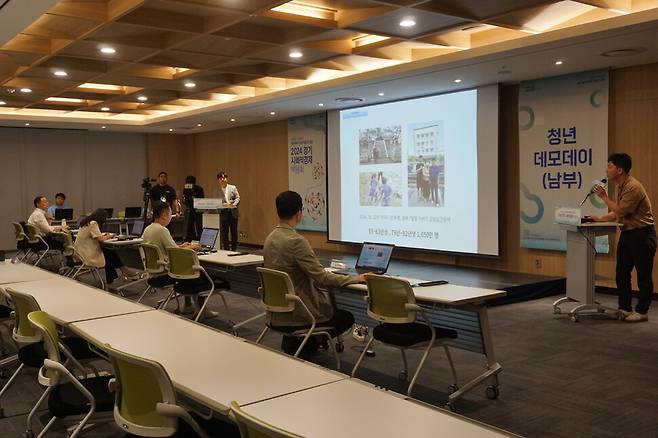 23일 오전, 경기도 수원컨벤션센터에서 열린 ‘2024 경기사회적경제박람회’에서 청년들이 사회문제를 해결하는 창업 비즈니스를 고도화하기 위한 ‘청년 데모데이’가 마련됐다. ‘청년 데모데이’는 경기도 북부리그와 남부리그로 나뉘어 진행됐으며, 전문가 심사위원 평가 70점, 현장 모의투자 20점, 사전 크라우드펀딩 10점의 배점으로 구성해 현장 참가자들의 참여를 독려했다.