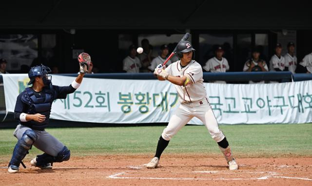 덕수고 오시후가 23일 서울 목동구장에서 열린 제52회 봉황대기 전국고교야구대회 충훈고와의 경기 6회말 볼을 흘려 보내고 있다. 충훈고 포수 김준환. 고영권 기자