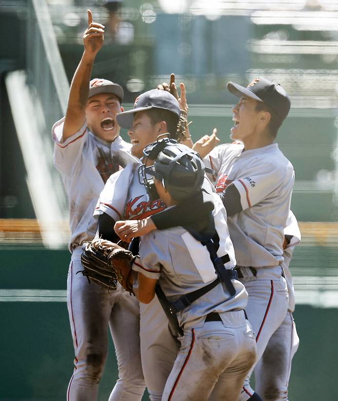 <yonhap photo-3691=""> '한국계 국제학교 교토국제고 우승' (니시노미야[일본] 교도=연합뉴스) 23일 오전 일본 효고현 니시노미야 한신고시엔구장에서 열린 전국 고교야구선수권대회(여름 고시엔) 교토국제고와 간토다이이치고의 결승전에서 한국계 국제학교인 교토국제고가 우승한 뒤 기뻐하고 있다.2024.8.23 jeong@yna.co.kr/2024-08-23 12:27:18/ <저작권자 ⓒ 1980-2024 ㈜연합뉴스. 무단 전재 재배포 금지, AI 학습 및 활용 금지></yonhap>