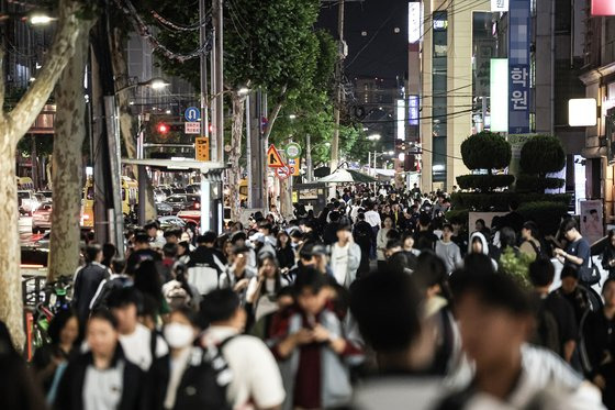 지난 6월 밤 10시쯤 서울 강남구 대치동 학원가가 수업을 마치고 나온 학생들로 붐비고 있다. 기사 내용과 관련 없는 사진. 김경록 기자