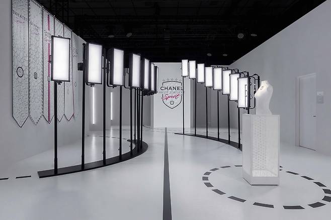 샤넬을 상징하는 색인 블랙과 화이트로 전시장을 꾸몄다. [사진 샤넬]