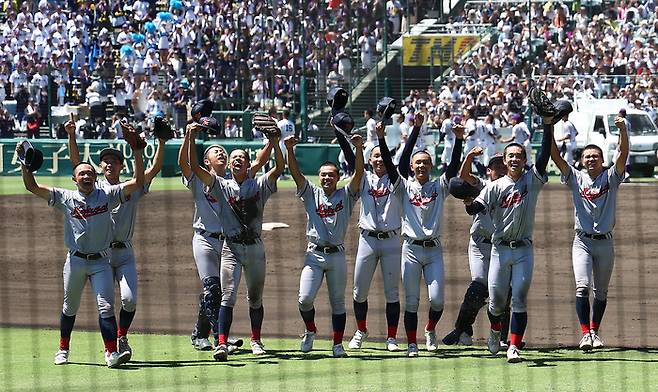 23일 일본 전국 고교야구선수권대회(여름 고시엔) 결승전에서 우승한 교토국제고 선수들이 관중석을 향해 인사하고 있다. 연합뉴스