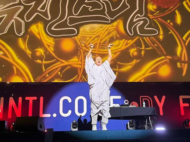 Comedian Youn Sung-ho, also known as DJ Ven. New Jean, performs during the opening ceremony of Busan International Comedy Festival held in Haeundae-gu, Busan, Friday. (BICF Organizing Committee)