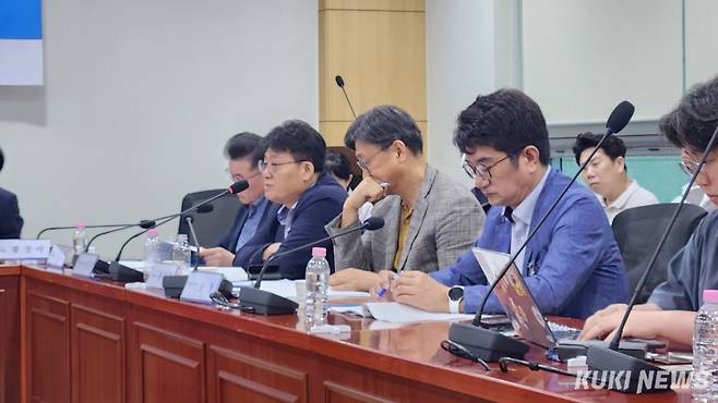 22일 ‘단통법 폐지 및 바람직한 가계통신비 저감 정책 마련 토론회’에&nbsp;참석한 패널들이 발표를 진행하고 있다. 사진=이소연 기자&nbsp;